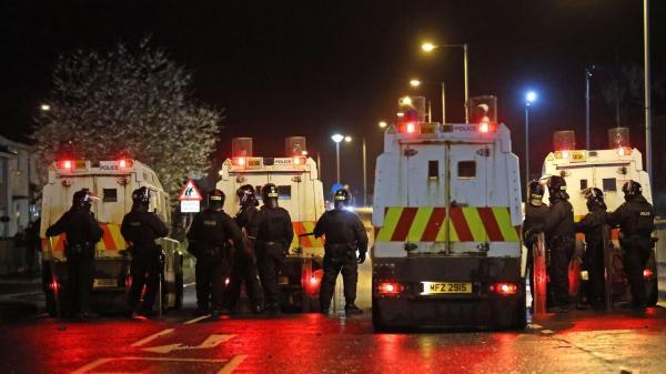 حمله به پلیس در سومین شب ناآرامی ها در ایرلند شمالی