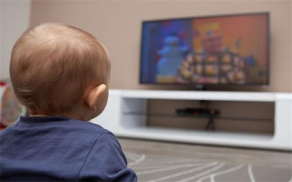 چرا بچه ها زیر دوسال نباید تلویزیون بینند!