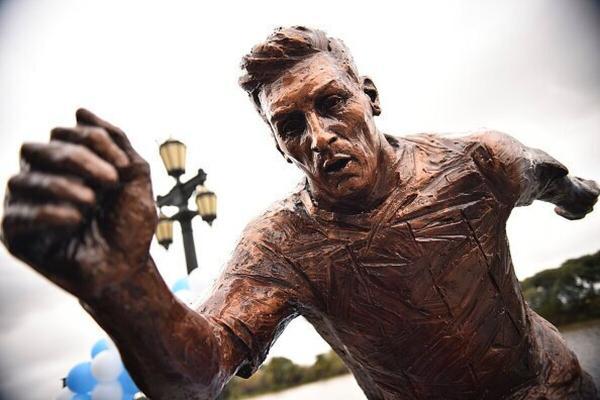 نابود کردن مجسمه مسی در آرژانتین